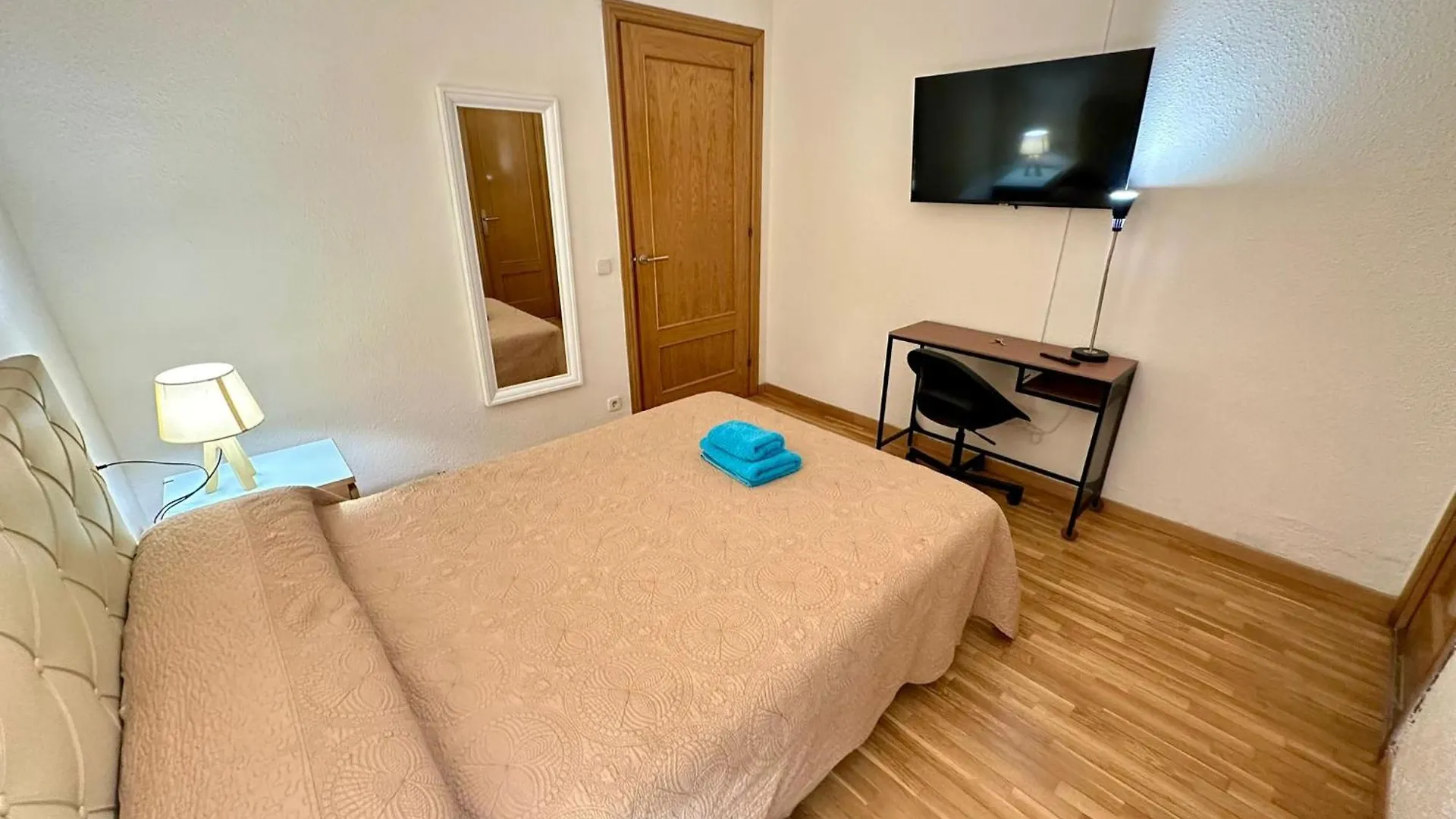 ברצלונה Rooms Aragon לינה וארוחת בוקר